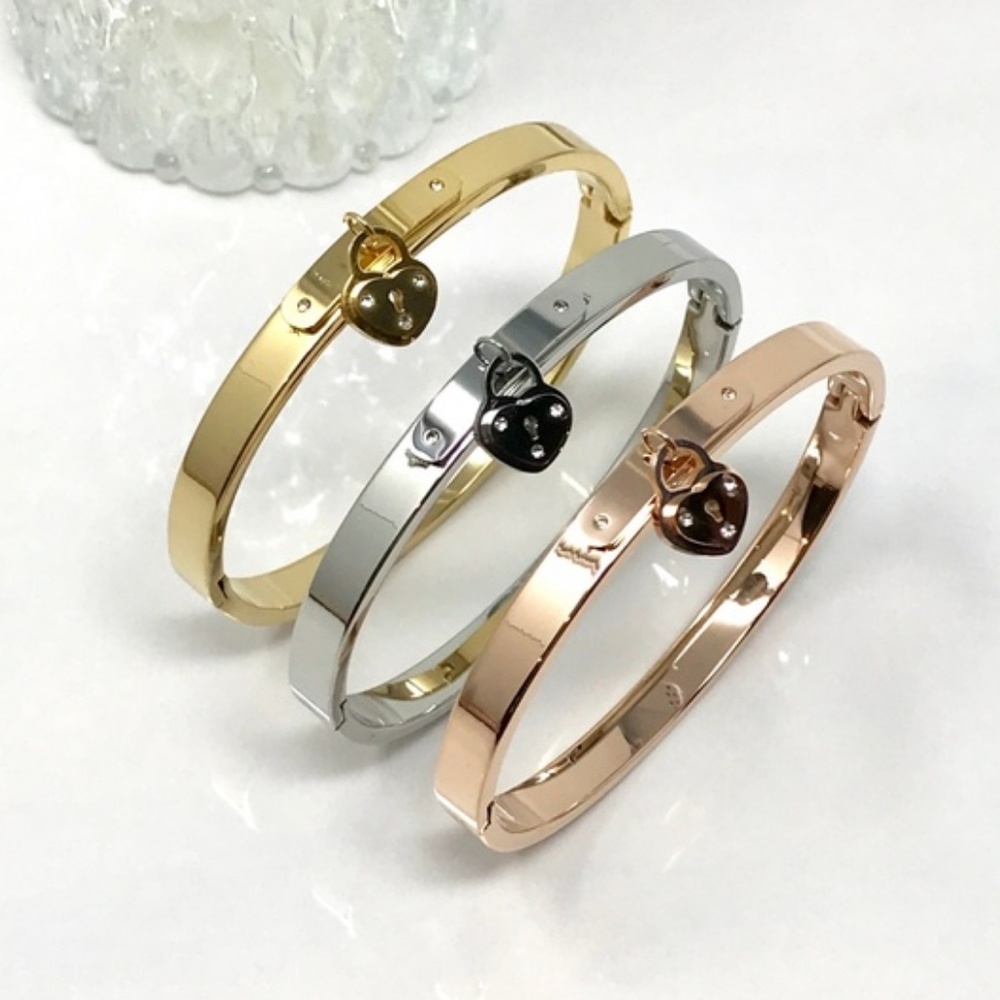 LAST ONE🌺Rose Gold Oval Hinged Bangle w/Hanging Heart Lock - Picture 4 of 4